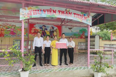 Lãnh đạo Ngân hàng Agribank Huyện Trà Bồng đến thăm và hỗ trợ tủ đựng sách cho thư viện thân thiện